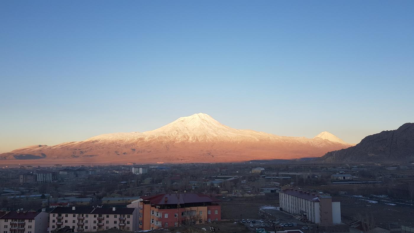 O monte Ararate ao pôr do sol, com neve no topo