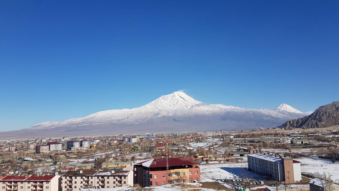 Monte Ararate sob céu limpo no inverno