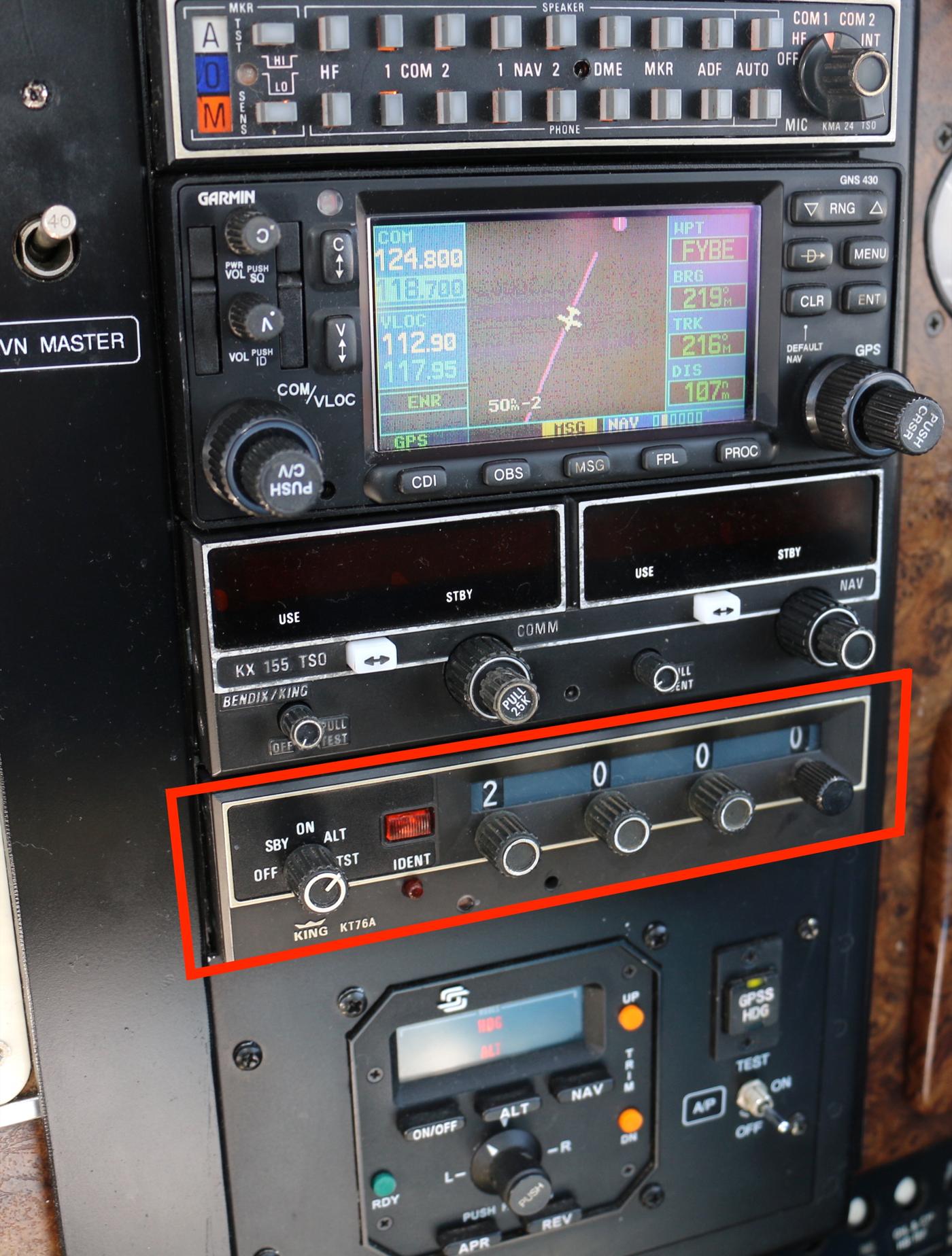 Transponder no painel de um avião particular, destacado em vermelho