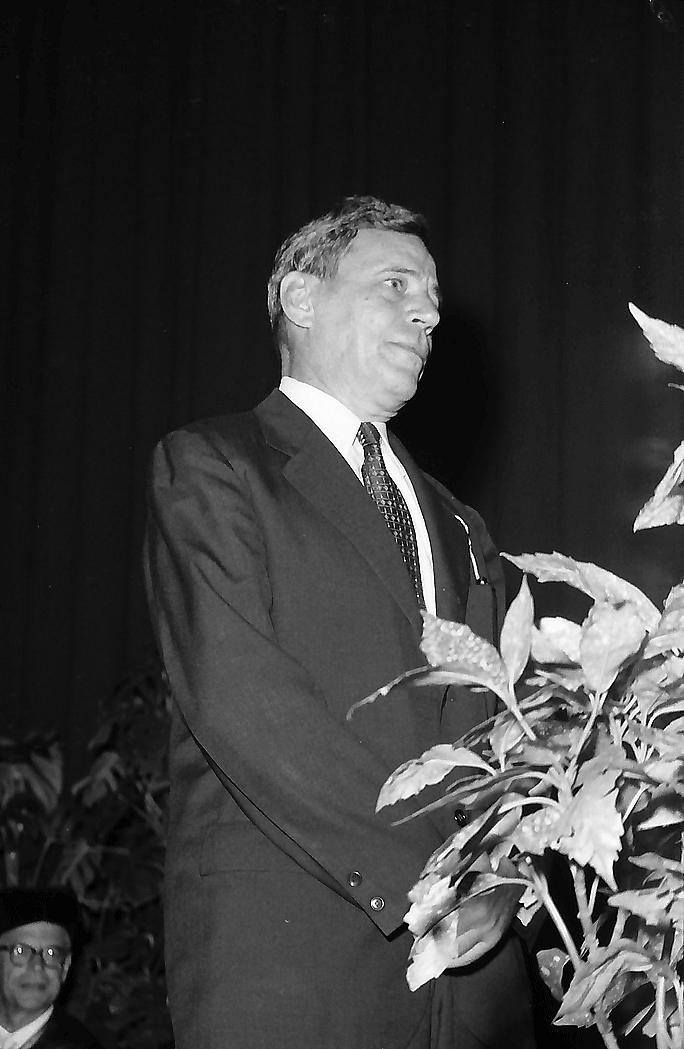 Gilbert Dalldorf discursando