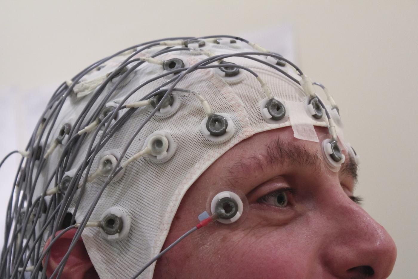 Touca de EEG usada para registrar a atividade do cérebro