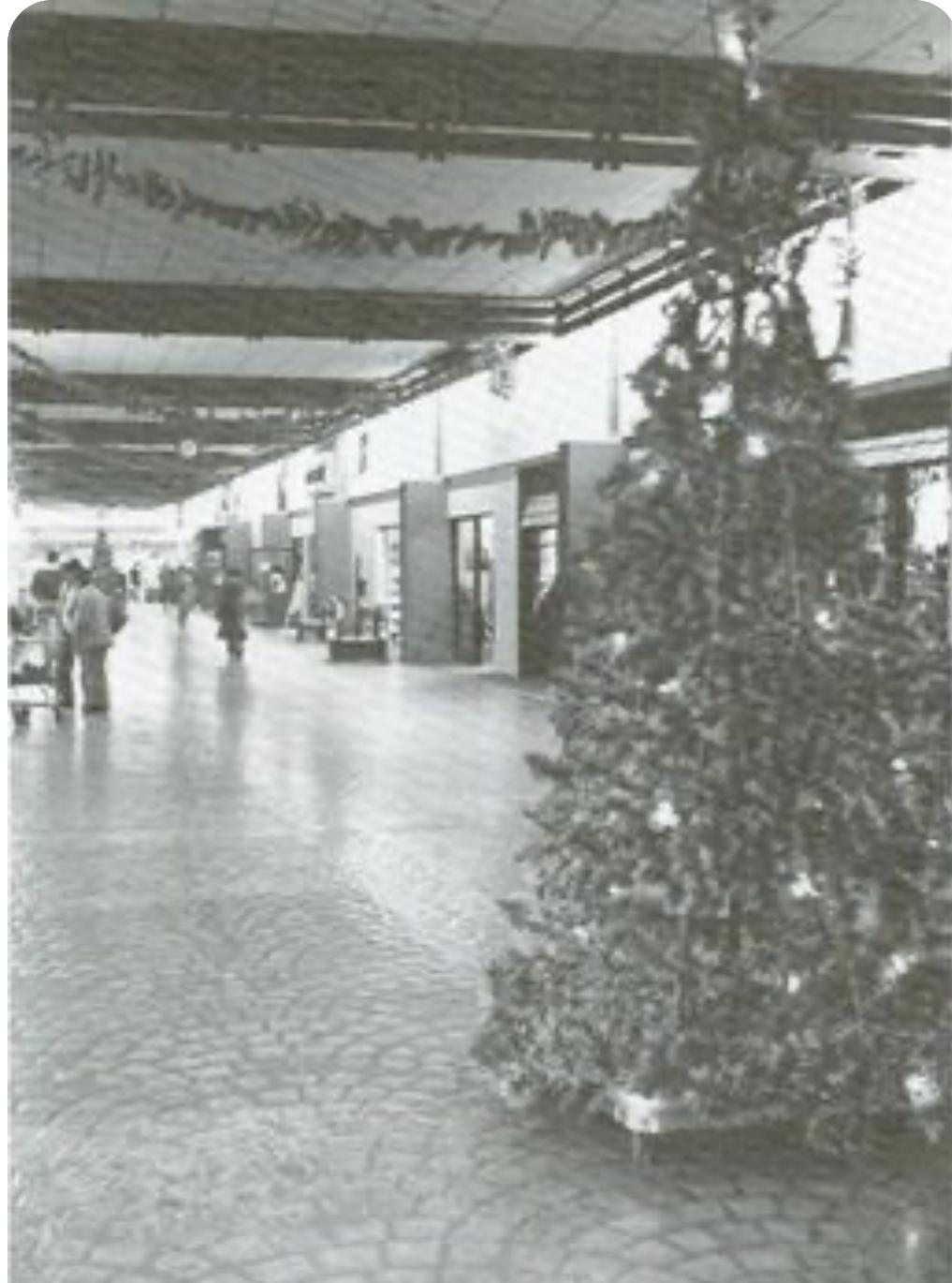 Corredor de um shopping center em 1978